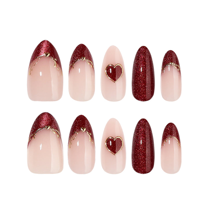Kunstvolle Stiletto-Nägel mit Herzmotiven und Glitzerverzierung Karnz