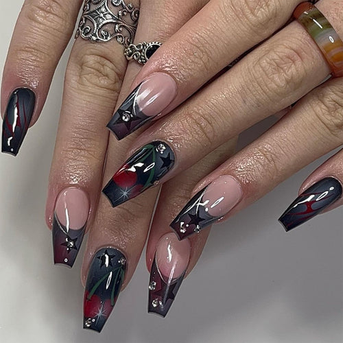 Kunstvolle Nagelkunst mit eleganten Glitzerakzenten und floralem Design Karnz