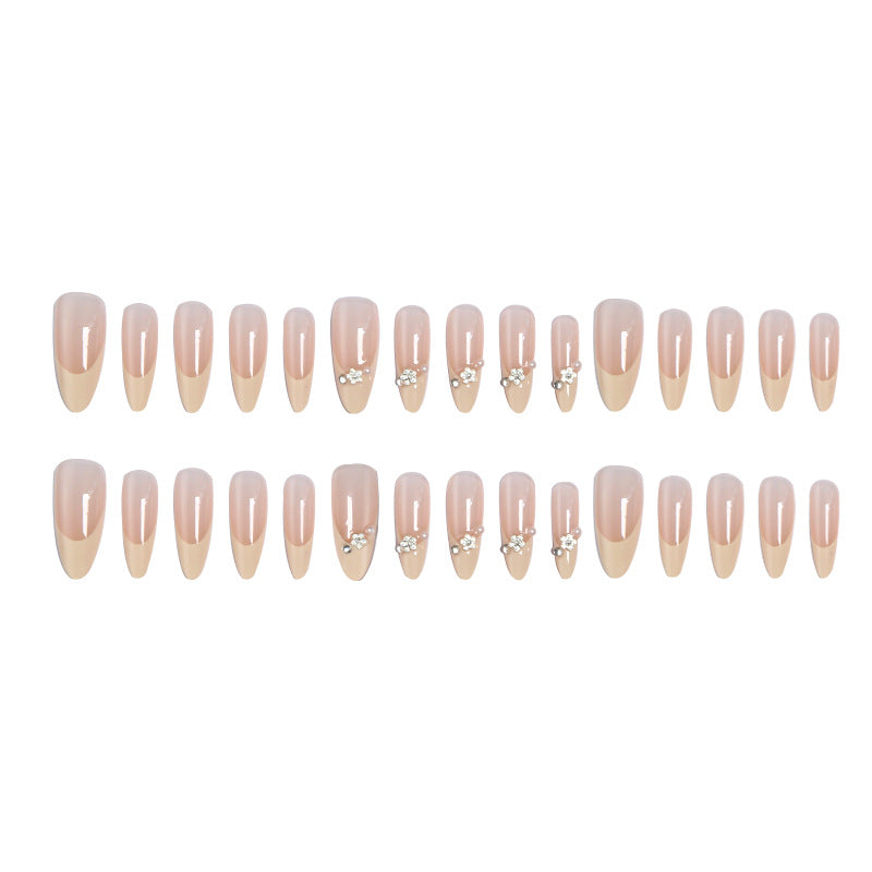 Kunstnagelset mit eleganten Spitzen und funkelnden Applikationen Karnz