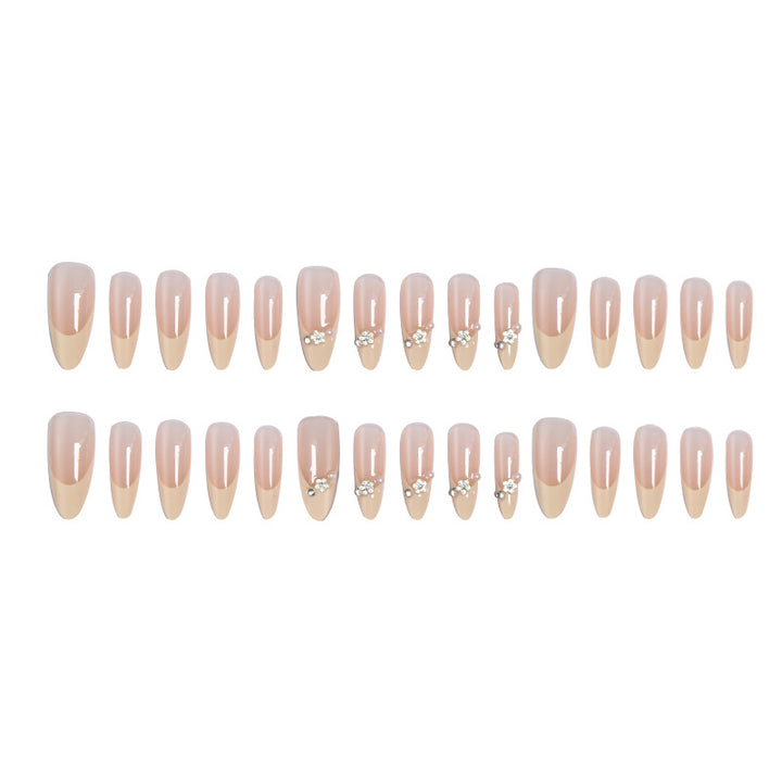 Kunstnagelset mit eleganten Spitzen und funkelnden Applikationen Karnz