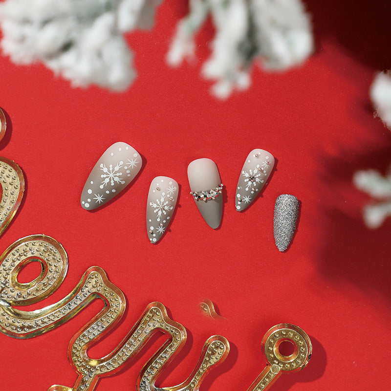 Glamouröse Nagelkunst mit Schneeflocken-Design Karnz