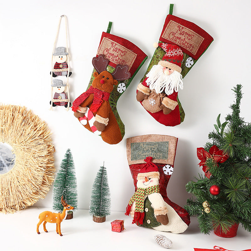 Festlicher Weihnachtsstrumpf mit liebevollen Santa-Motiven Karnz