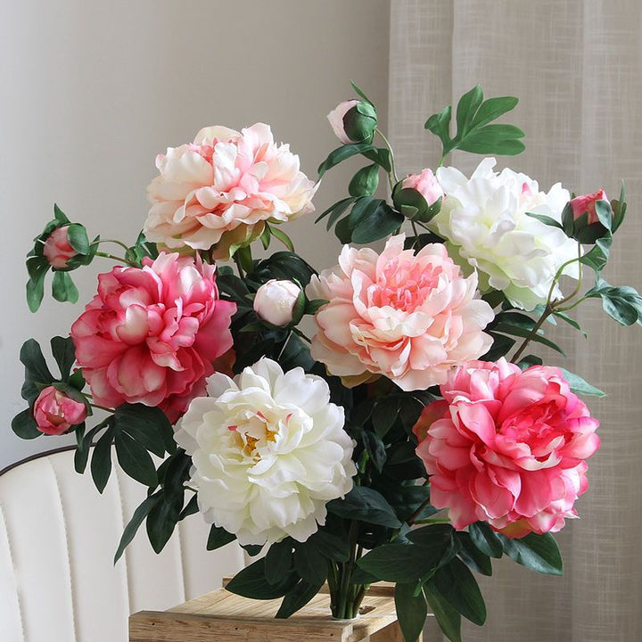Lebensechte Pfingstrosen-Blumenarrangement