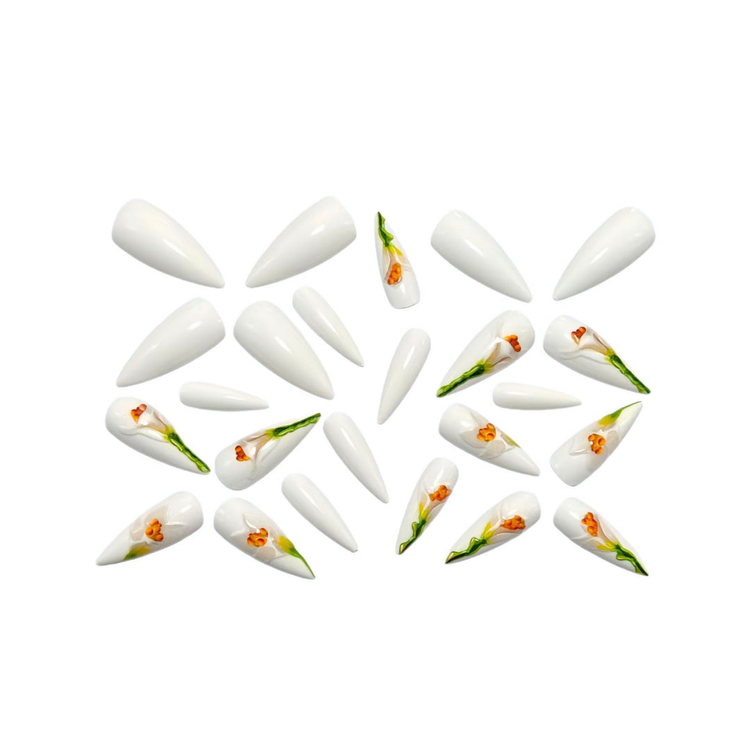 Kunstnägel mit aufwendigem Blumendesign Karnz