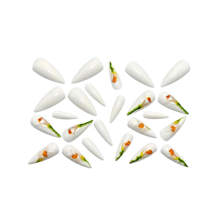 Kunstnägel mit aufwendigem Blumendesign Karnz