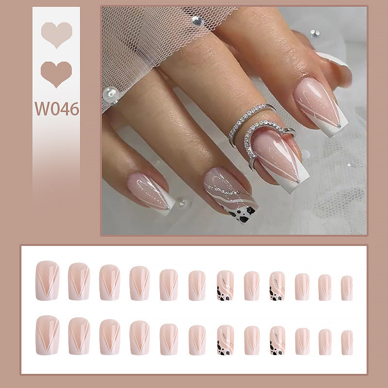 Kunstnägel mit elegantem French-Design und Glitzerdetails Karnz