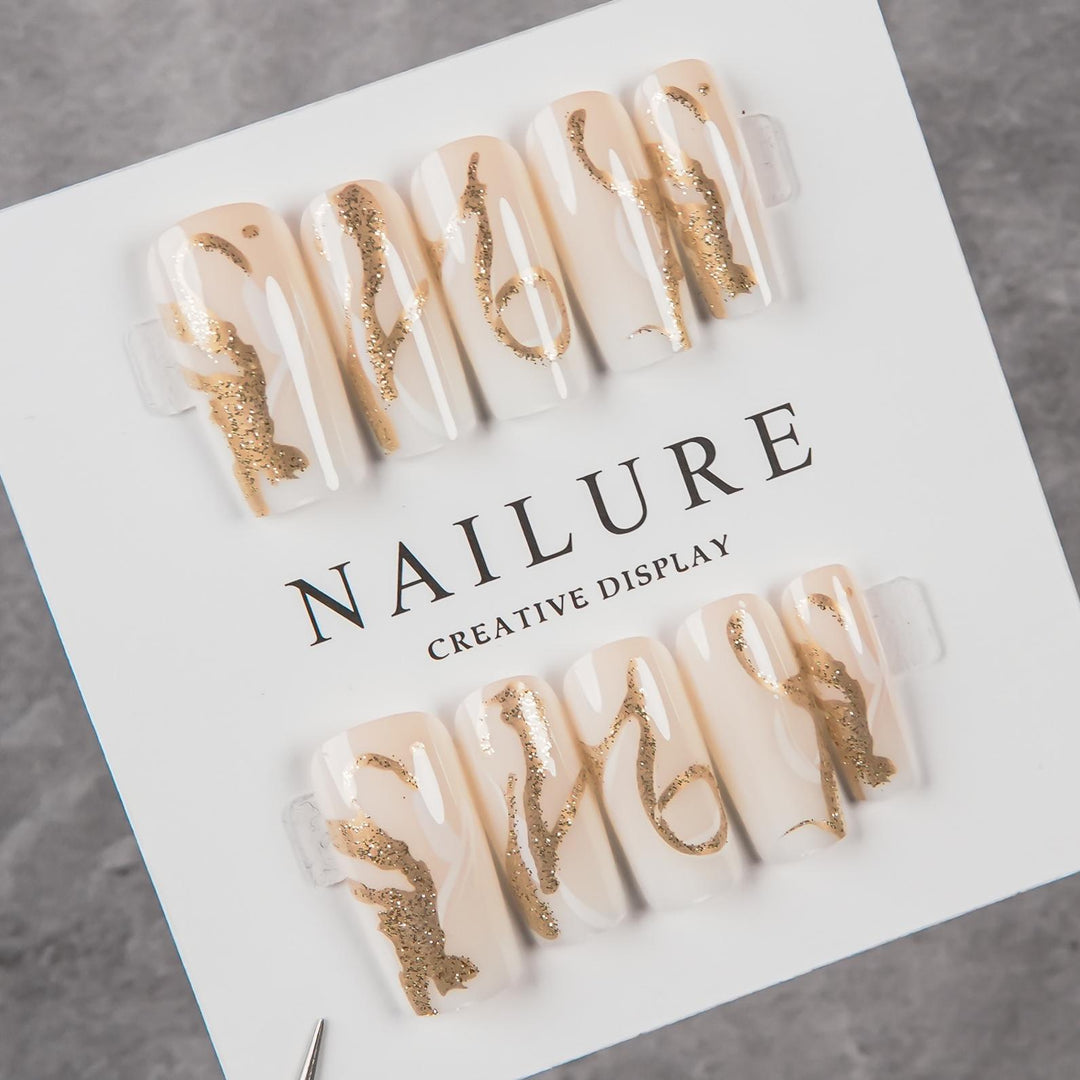 Dekoratives Press-On Nagelkunst-Set mit goldenen Akzenten
