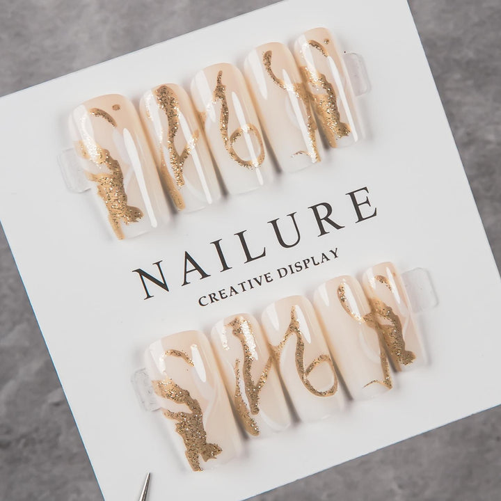 Dekoratives Press-On Nagelkunst-Set mit goldenen Akzenten