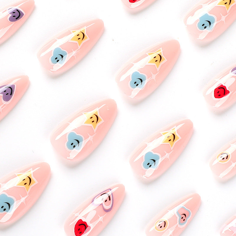 Kreative Nagelkunst mit verspielten Emoji-Motiven Karnz