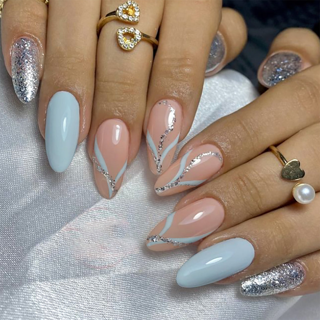 Künstlerisches langes Press-On-Nageldesign mit Glitzerakzenten Karnz