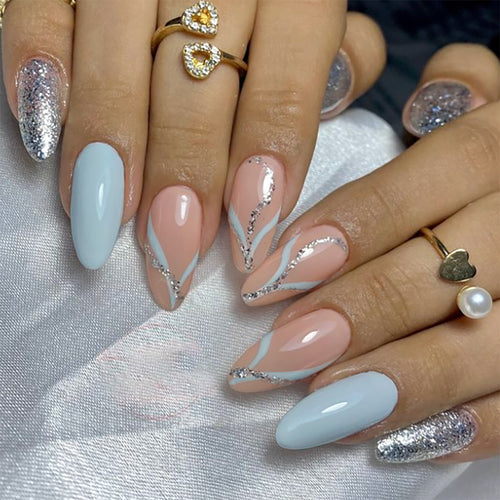 Künstlerisches langes Press-On-Nageldesign mit Glitzerakzenten Karnz