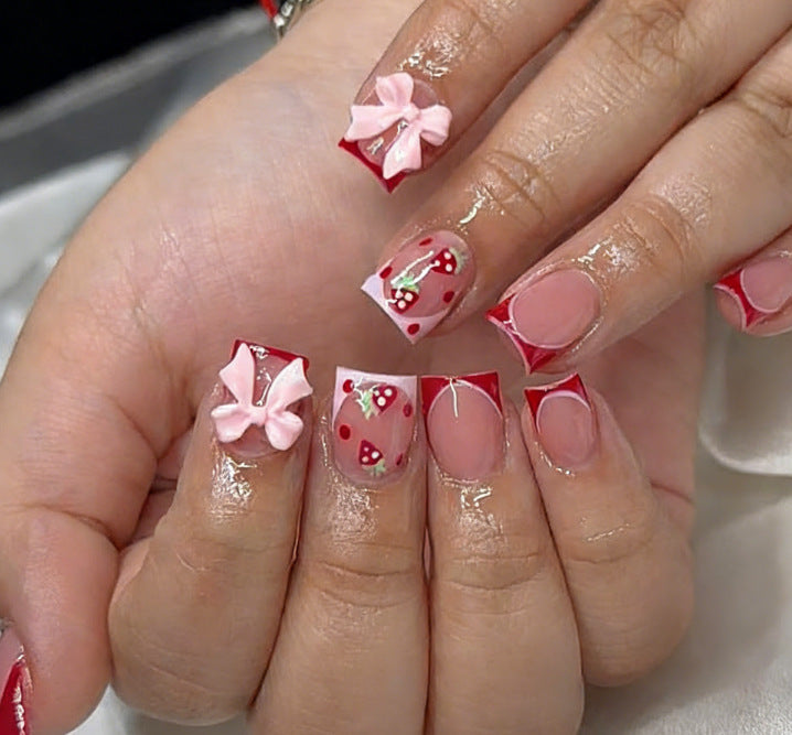 Kreative florale Nagelkunst-Verzierungen Karnz