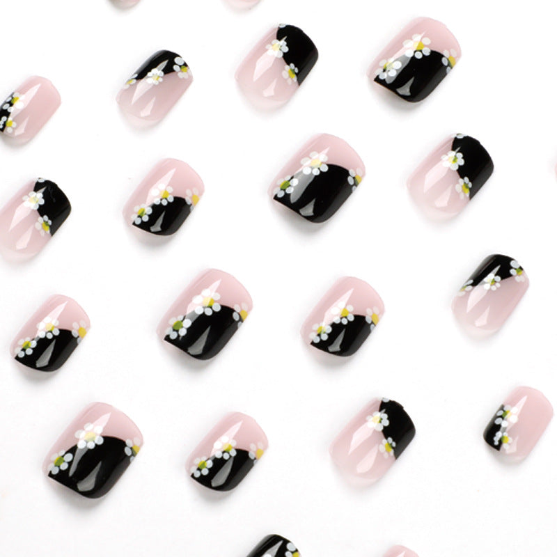 Kunstvolle Nagelkunst mit Blumenmuster Karnz