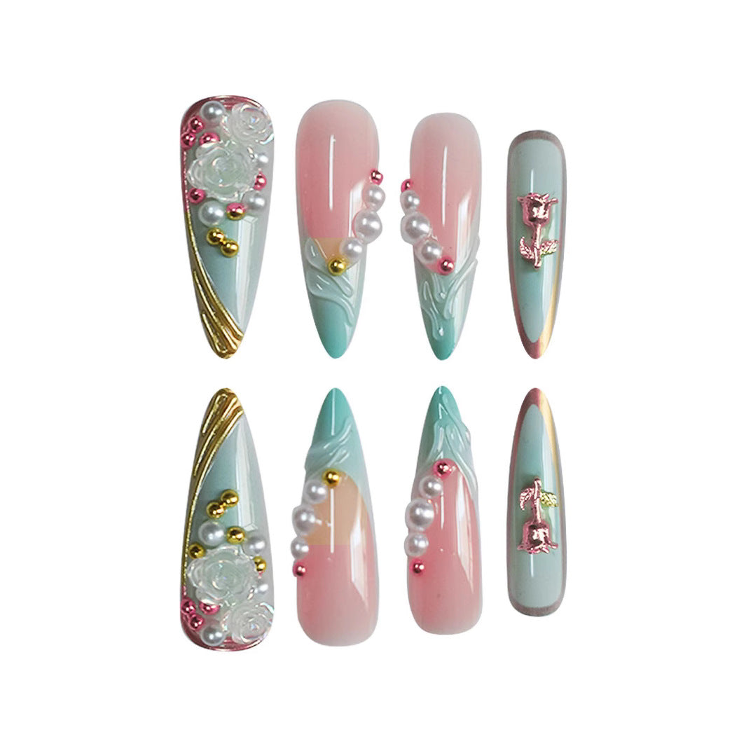 Luxuriöse Stiletto-Nagelverzierung mit floralen Akzenten Karnz
