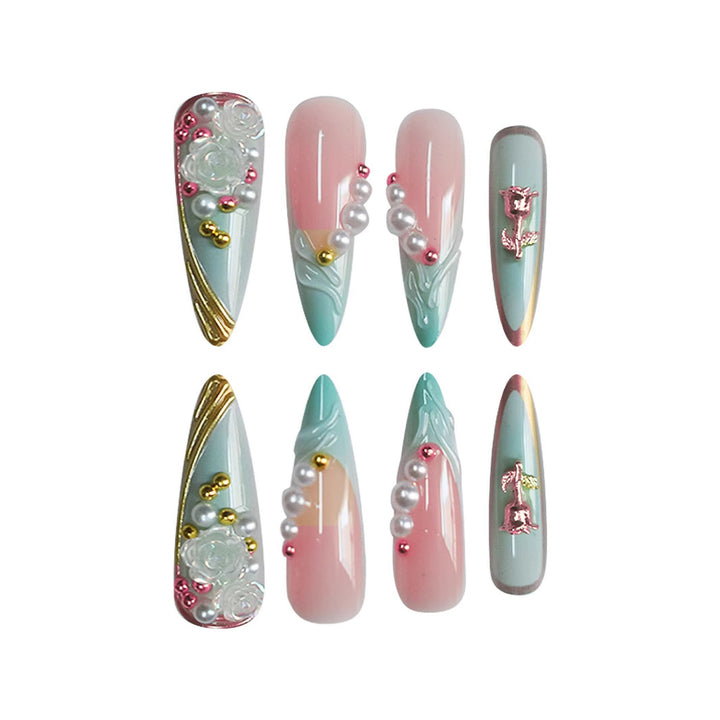 Luxuriöse Stiletto-Nagelverzierung mit floralen Akzenten Karnz