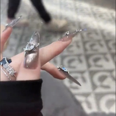 Glamouröse Kunstnägel mit Strassakzenten Karnz