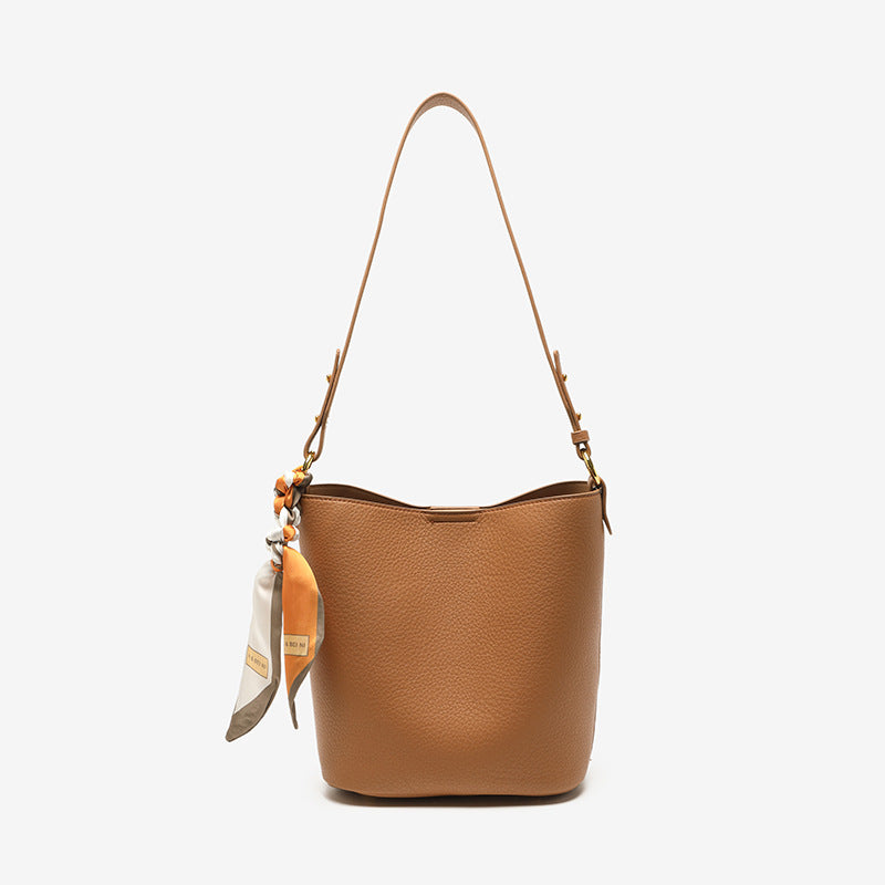Texturierte Leder-Eimer-Tasche Karnz