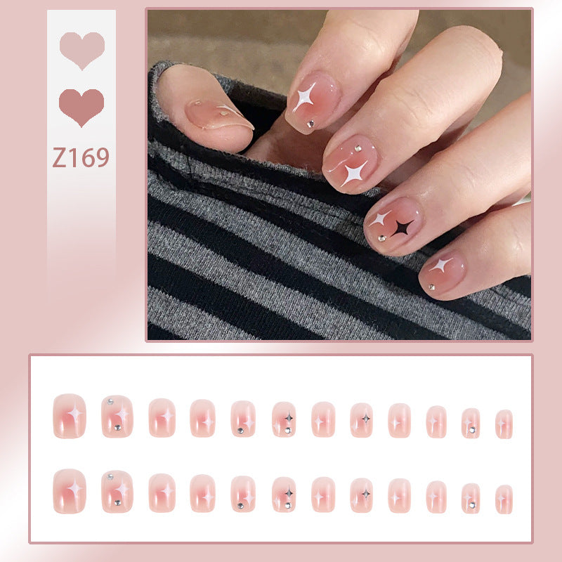 Kunstnagelset mit eleganten Glitzerverzierungen und schimmernden Akzenten Karnz