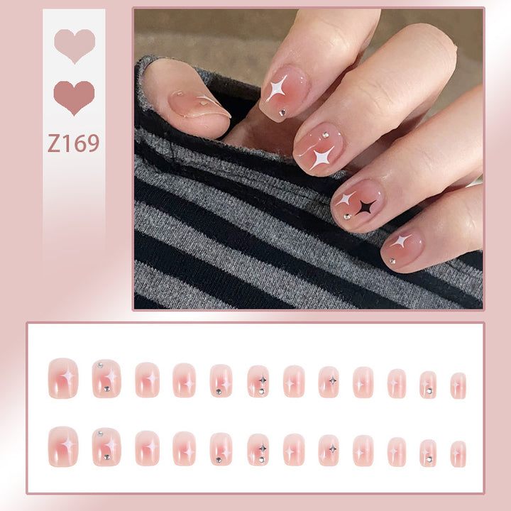 Kunstnagelset mit eleganten Glitzerverzierungen und schimmernden Akzenten Karnz