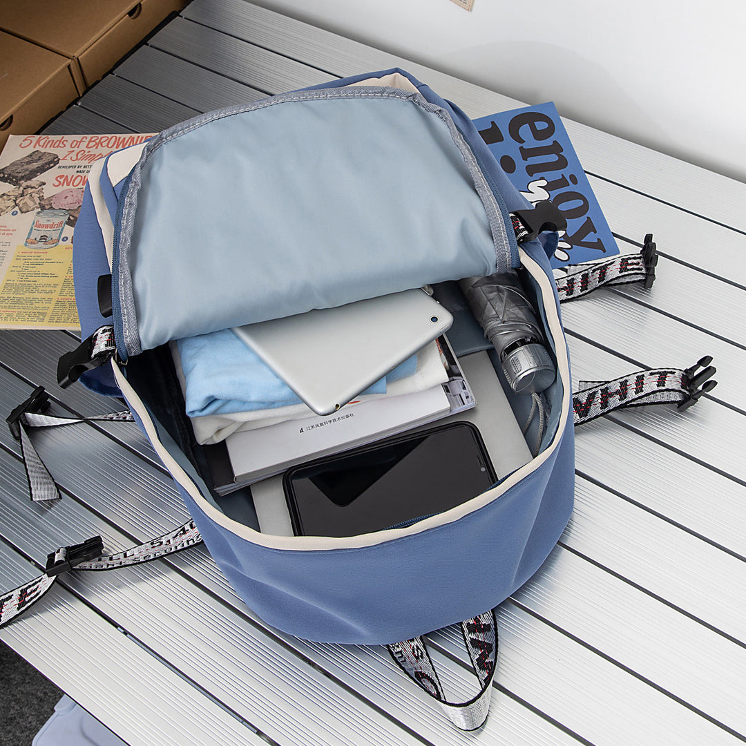 Moderner Rucksack mit Vielseitigen Fächern und Kreativen Applikationen Karnz