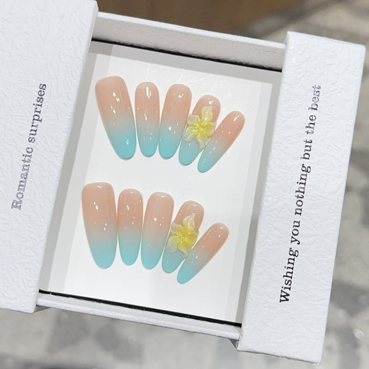 Kunstnägel mit Zauberhaftem Ombre-Effekt und Floralen Akzenten Karnz