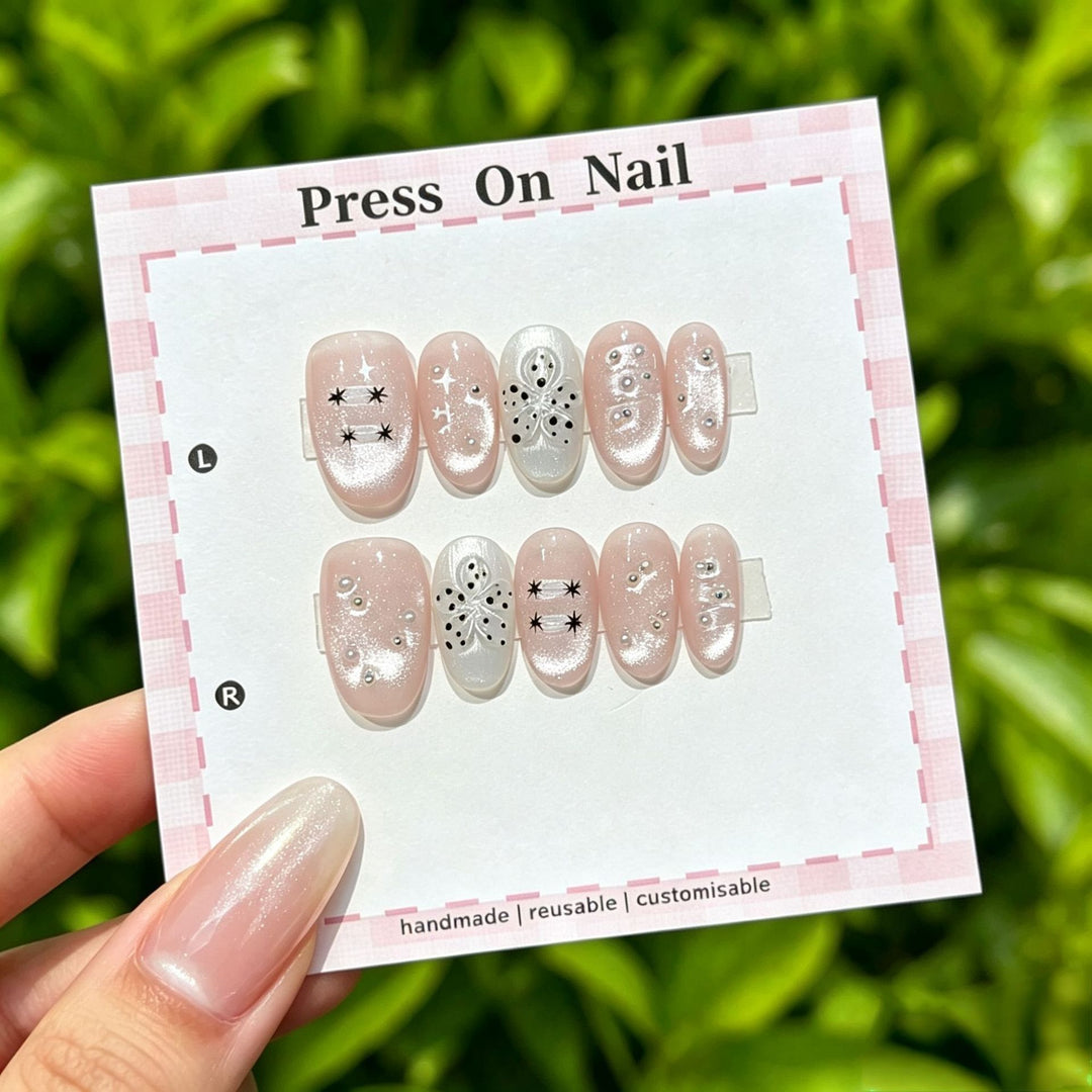 Wiederverwendbares Press-On Nagelkunstset mit floralen Akzenten