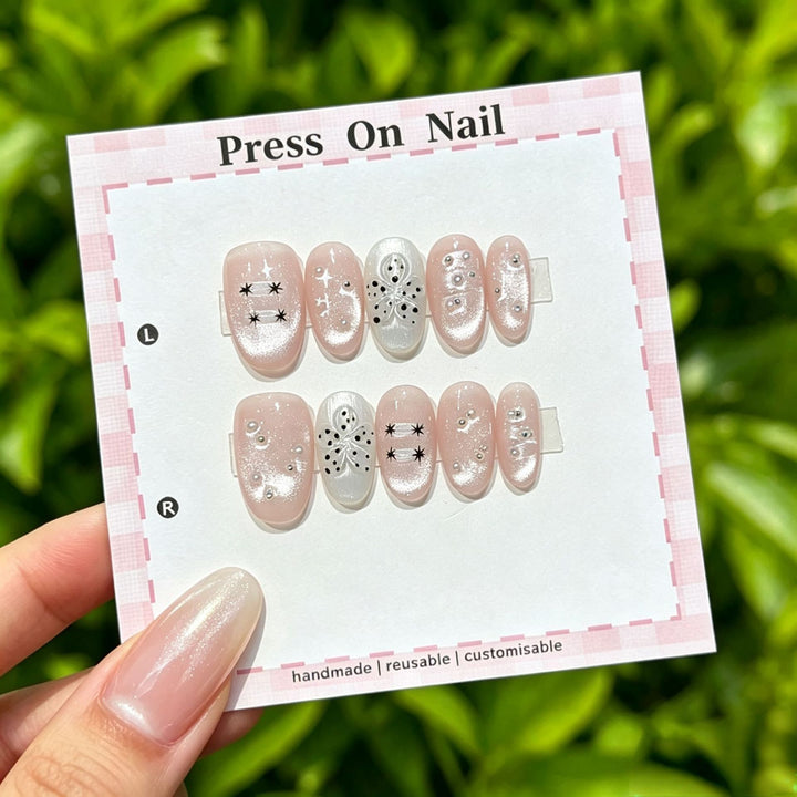 Wiederverwendbares Press-On Nagelkunstset mit floralen Akzenten