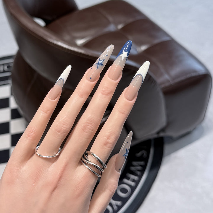 Künstlerisches Stiletto Druck-Nagelset mit himmlischem Design Karnz