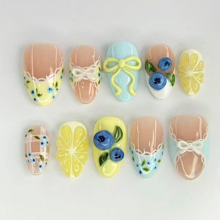 Dekorativer Press-On Nagelkunst Set mit floralem und Schleifenakzent