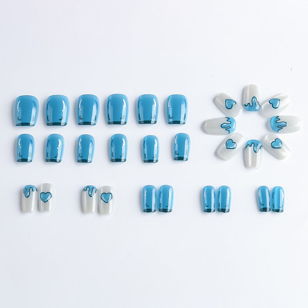 Künstlerisches Press-On-Nagelset mit Herzdesigns Karnz