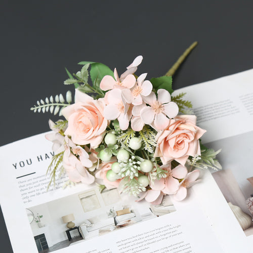 Elegante Blumenarrangement für die Wohnkultur Präsentation