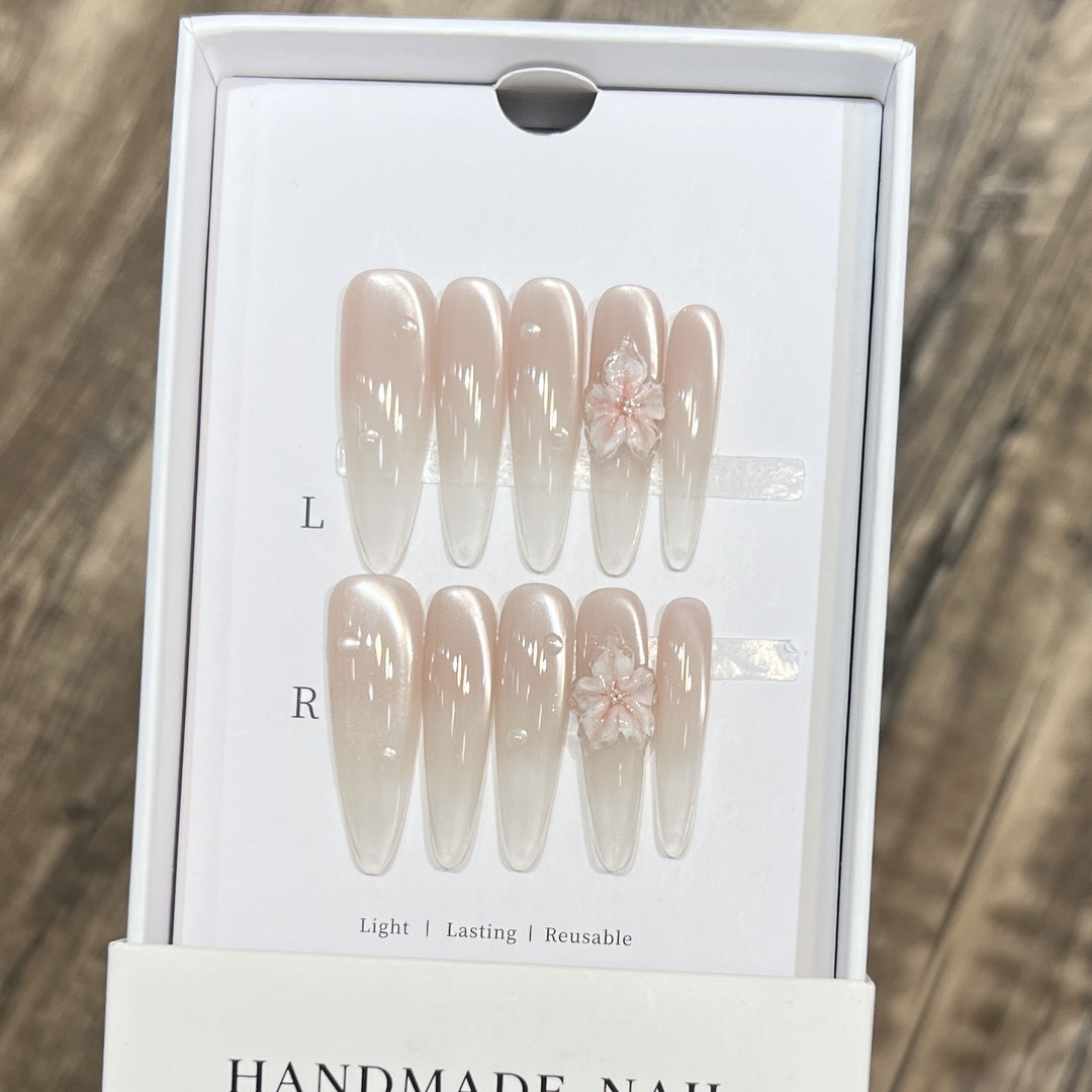 Elegante Stiletto-Nagelverlängerungen mit floralen Akzenten Karnz