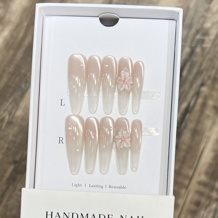 Elegante Stiletto-Nagelverlängerungen mit floralen Akzenten Karnz