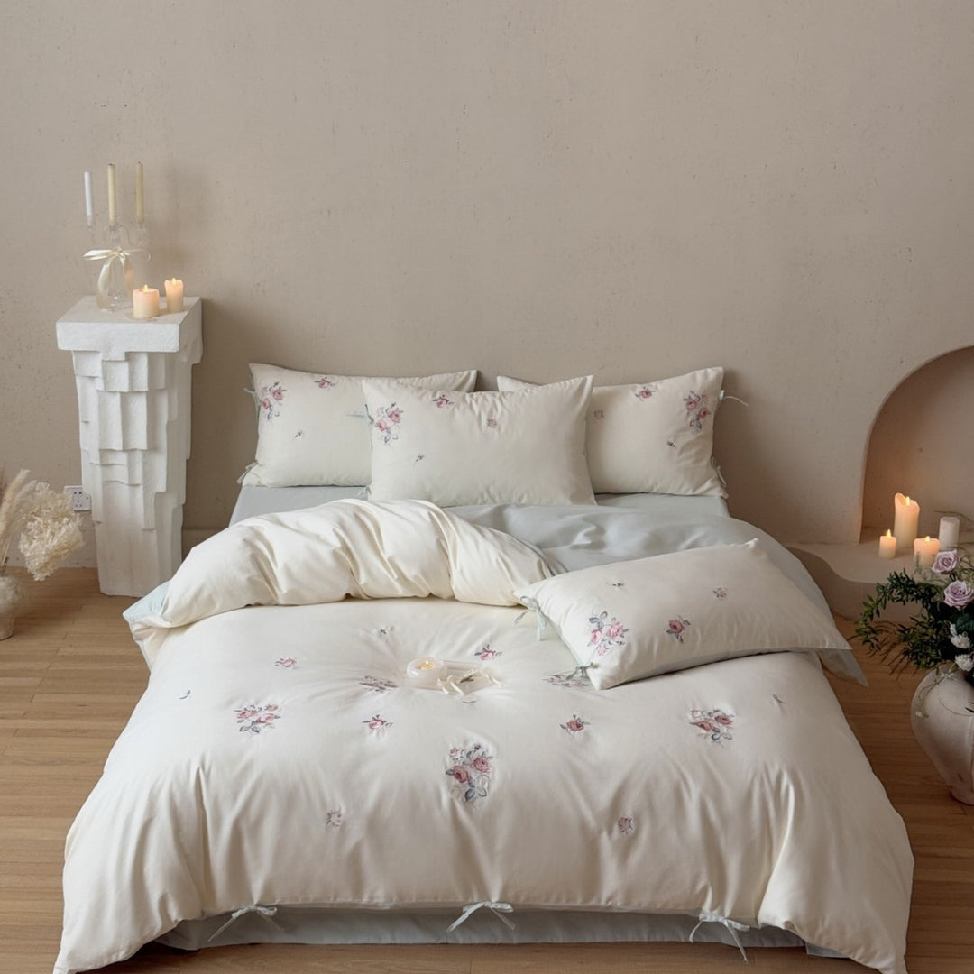 Luxuriöses Baumwoll-Bettwäsche-Set mit zarter Blumenstickerei und Wendekissenbezügen