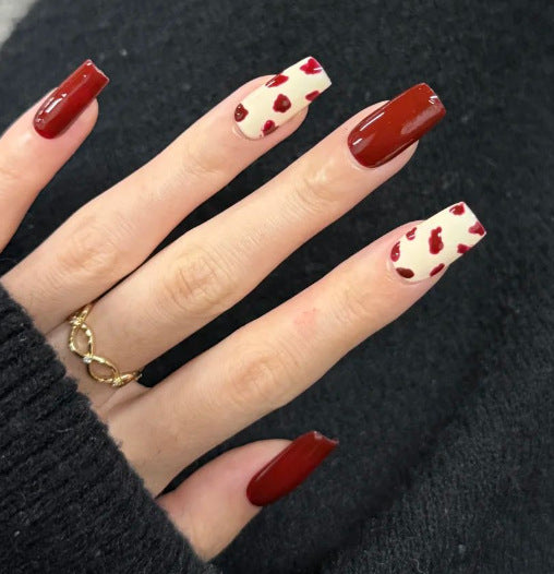 Künstlerisches Herzmuster Nagelkunstverlängerungen Karnz