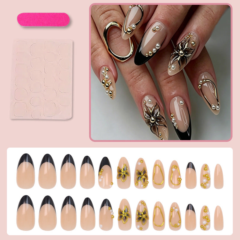 Kunstnagelset mit handgefertigten Verzierungen Karnz