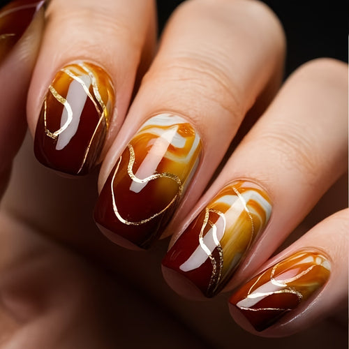Kunstnagelset mit Marmoriertem Design und Goldakzenten Karnz