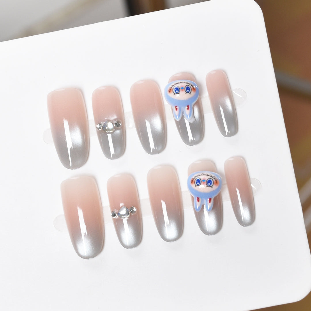 Künstlerische Nagelverlängerungen mit floralen Akzenten Karnz