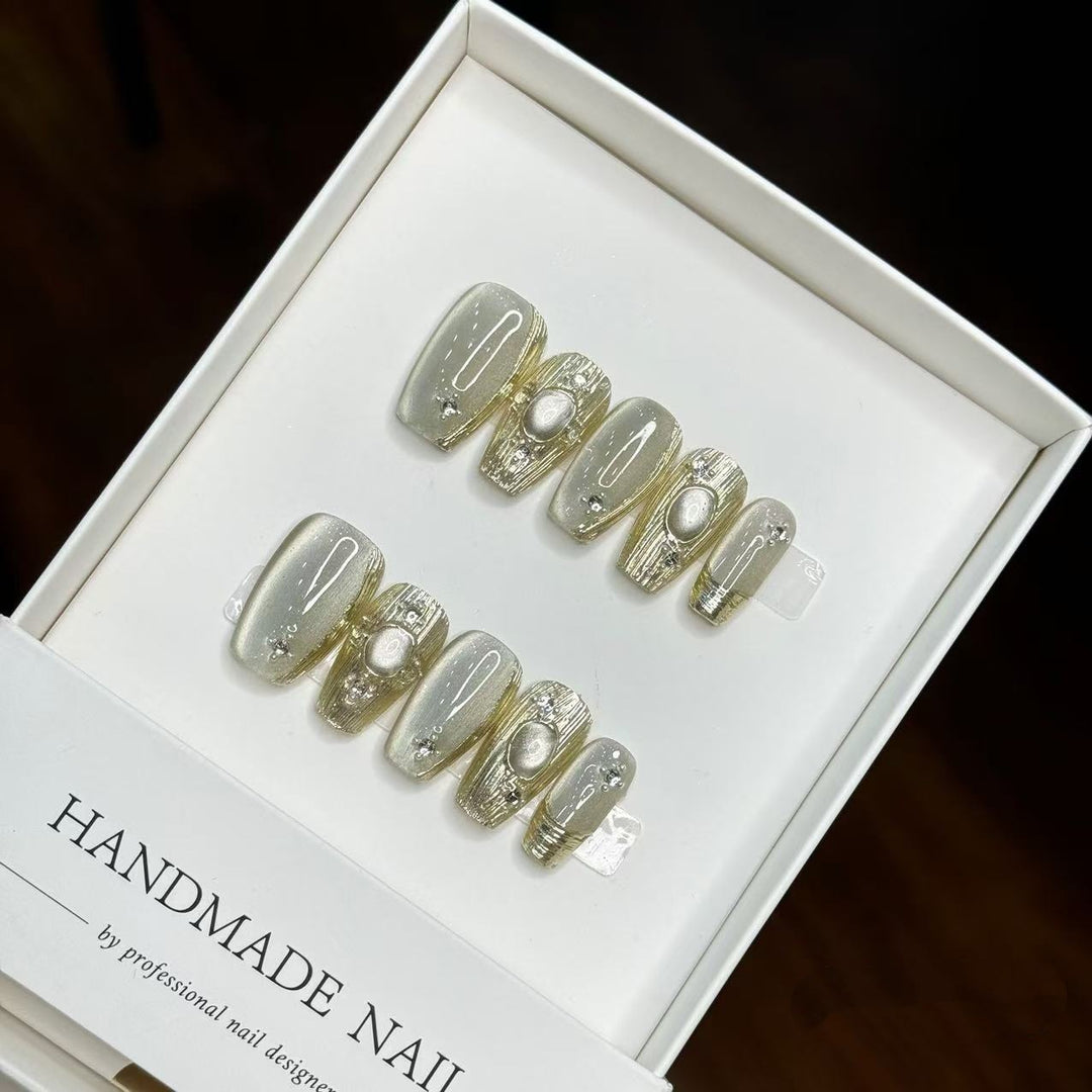Handgefertigtes Künstlerisches Press-On Nagelset mit eleganten Perlenakzenten