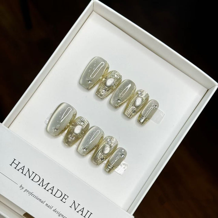 Handgefertigtes Künstlerisches Press-On Nagelset mit eleganten Perlenakzenten