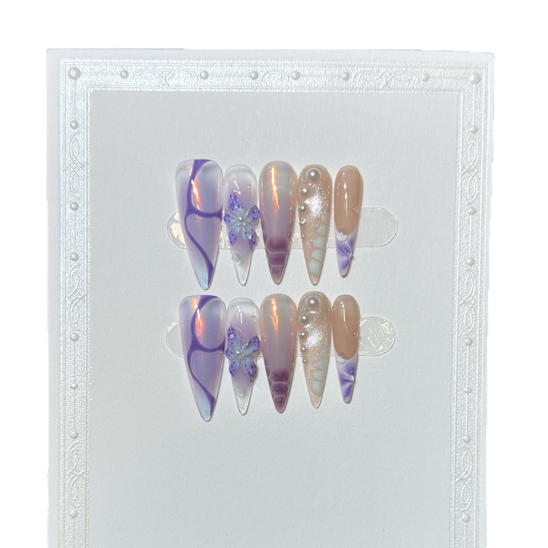 Künstlerisches Stiletto Press-On Nageldesign-Set mit floralen Elementen Karnz