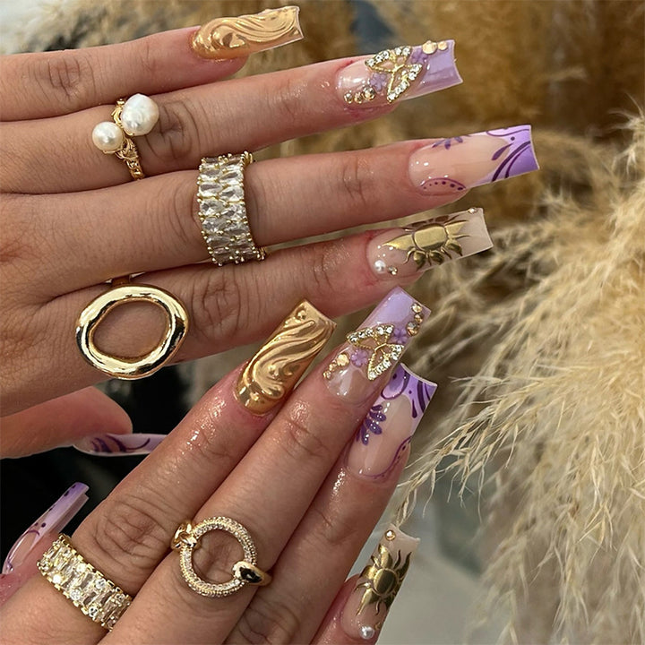 Kunstnagelset mit filigranen Blüten- und Glitzerakzenten Karnz