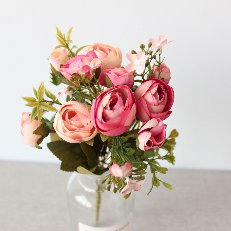Künstlicher Blumenstrauß mit realistischen Rosen
