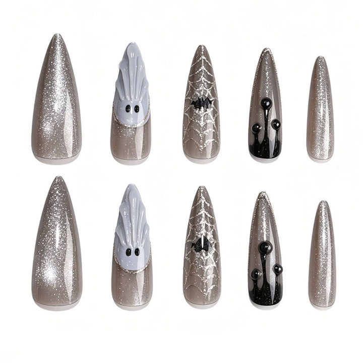 Kunstnagelset mit glamourösen Metallic-Elementen und filigranen Details Karnz