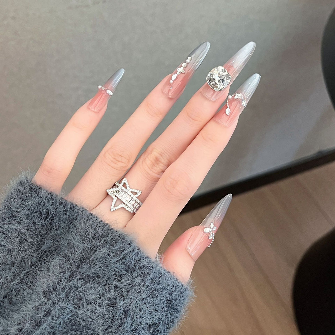 Dekorative mit Kristallen verzierte lange Stiletto Press-On Nägel Karnz