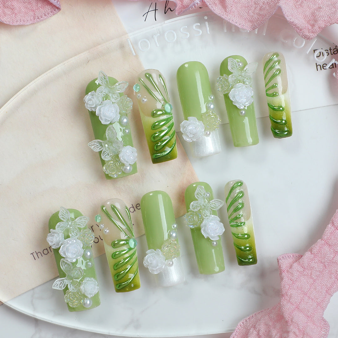 Kreatives Nagelset mit floralem Design und filigranen Akzenten Karnz