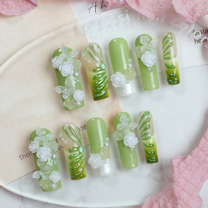 Kreatives Nagelset mit floralem Design und filigranen Akzenten Karnz