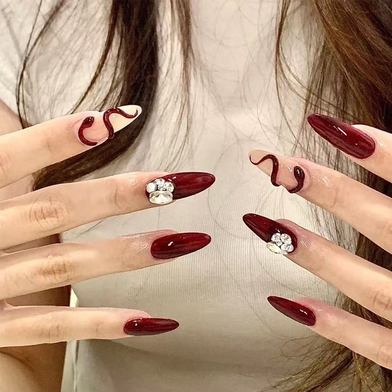 Glänzendes dekoratives Press-On-Nagelset Karnz