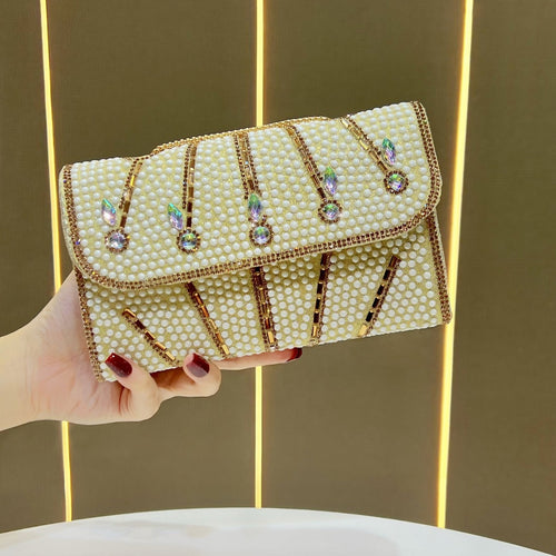 Elegante, mit Kristallen verzierte Abend-Clutch