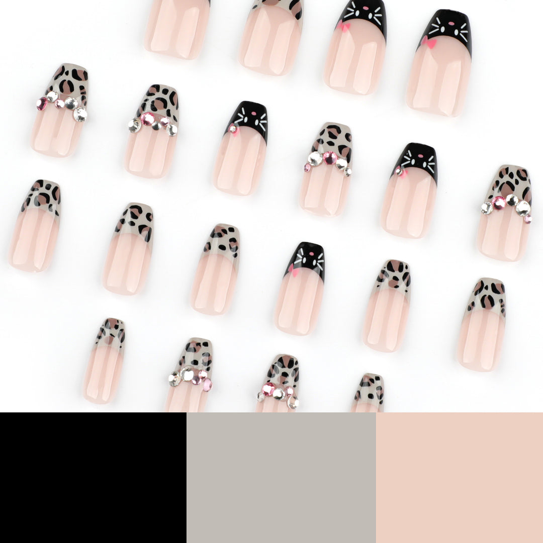 Kunstvolle Nailart mit Glamourösen 3D-Verzierungen Karnz